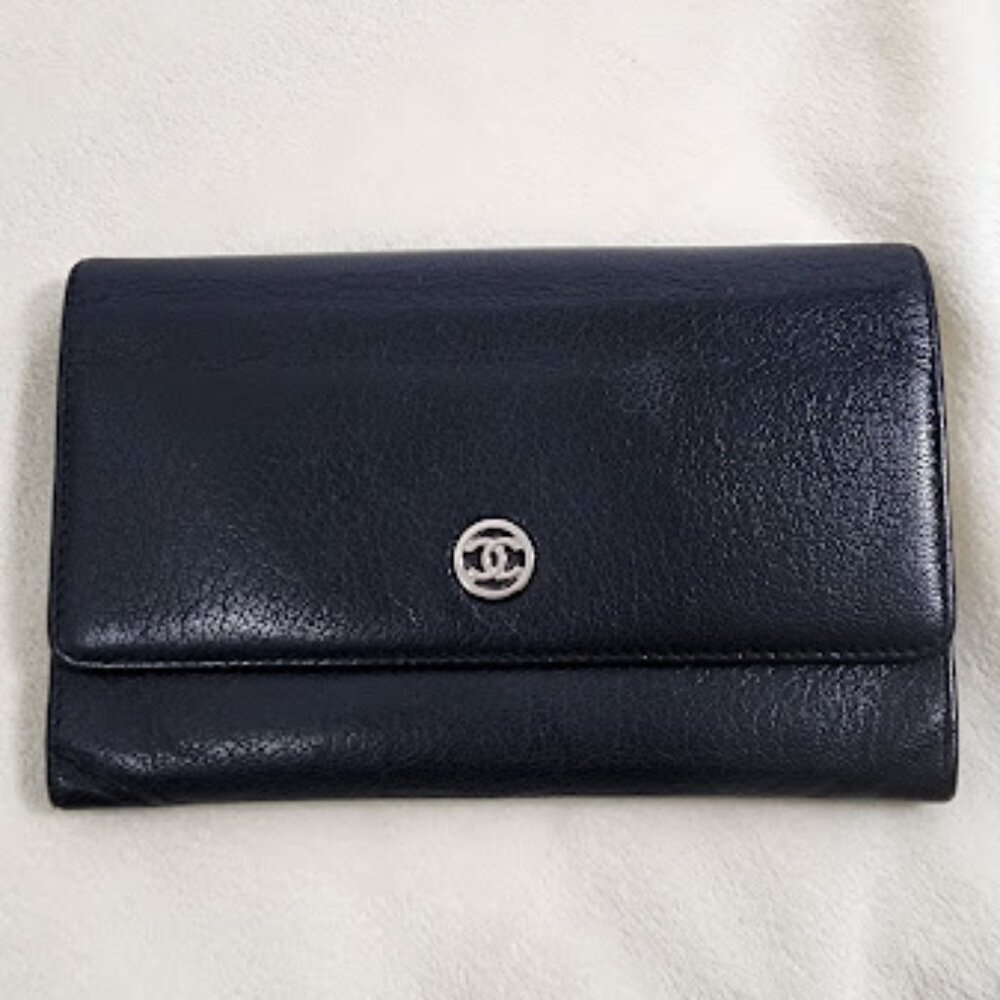 Chanel 2006-2008 Medium flap wallet. Great size!